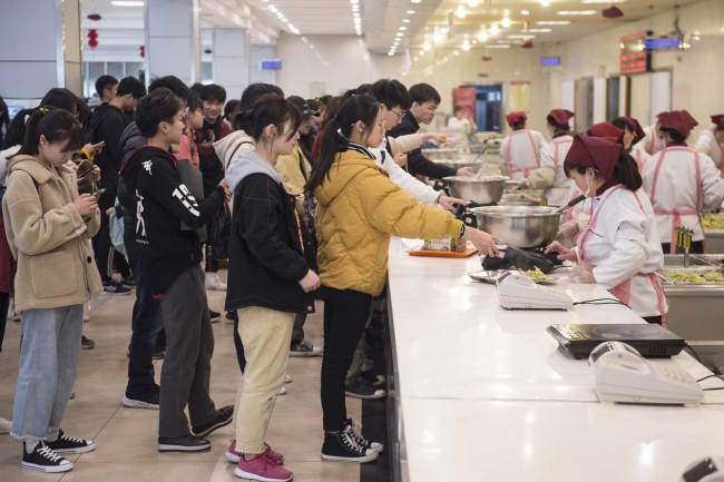 Students queue up to order dishes at a restaurant at Zhejiang Gongshang University on Wednesday, March 13, 2019. [Photo: IC]