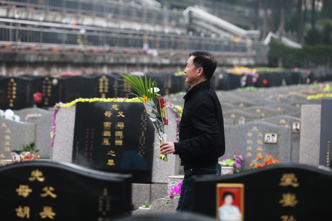 A man brings flowers to mourn his loved one at Yuhua Merit Garden cemetery, Nanjing, Jiangsu Province, March 18, 2019. [Photo:IC]