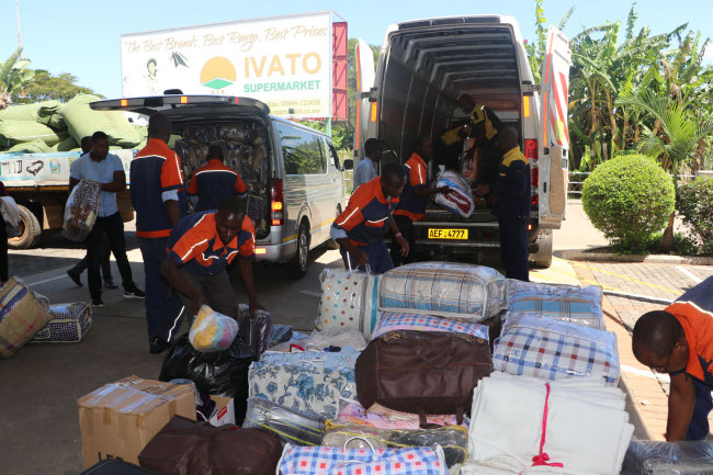 Blankets and quilts donated by the Chinese community in Zimbabwe are being unloaded on Wednesday, March 20, 2019. The goods are to help Zimbabwean victims affected by Cyclone Idai. [Photo: China Plus]