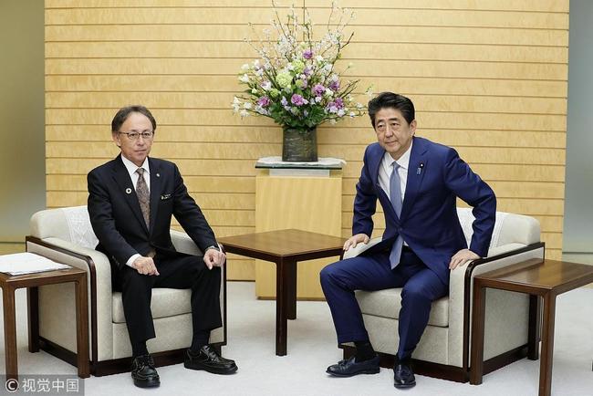 Japanese Prime Minister Shinzo Abe (R) meets with Okinawa Gov. Denny Tamaki at the premier's office in Tokyo on March 19, 2019. [Photo: VCG]