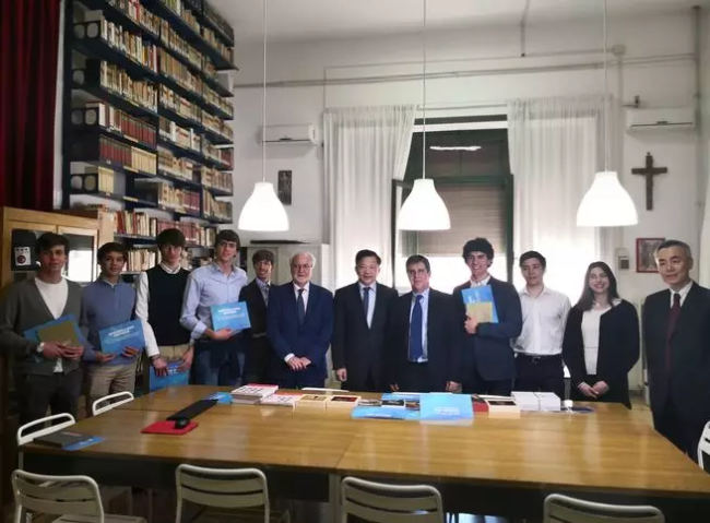 Shen Haixiong, the president of China Media Group, poses for a photo with students and teachers at the Italian boarding school Rome Convitto Nazionale Vittorio Emanuele II on Thursday, March 21, 2019. [Photo: CCTV]