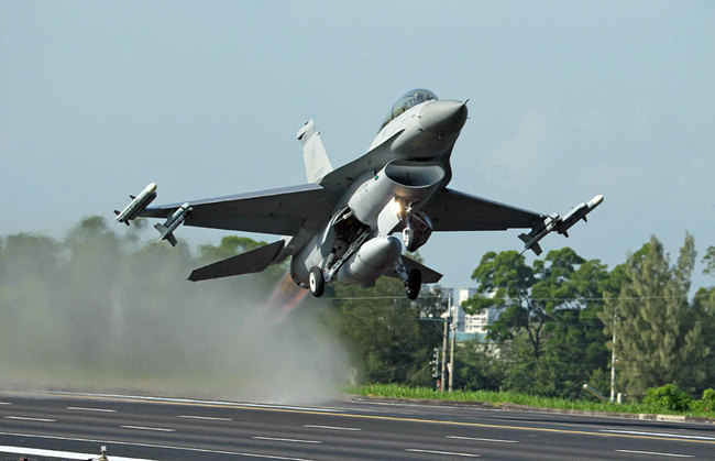 In this Sept. 16, 2014, file photo, an F-16 fighter jet takes off from a closed section of highway in Chiayi, central Taiwan. [File photo: AP/Wally Santana]