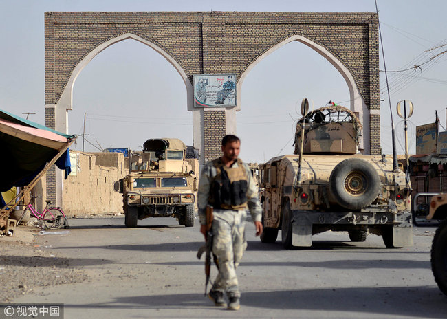 An Afghan security guard walks during a Taliban attack in Ghazni city, Afghanistan on August 12, 2018. [File photo: VCG]