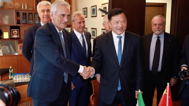 President of China Media Group Shen Haixiong (R) and President of the Italian Football Association Gabriele Gravina shake hands at a signing ceremony in Rome on March 24, 2019. [Photo: CMG]