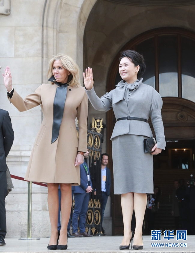 Chinese first lady Peng Liyuan (R) and French first lady Brigitte Macron visit the Palais Garnier, March 25, 2019. [Photo: Xinhua]