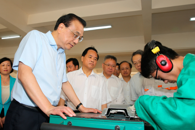 Chinese Premier Li Keqiang visits a vocational college in a tour to south China's Hainan Province during the ongoing Boao Forum for Asia annual conference on Wednesday, March 27, 2019. [Photo: gov.cn]