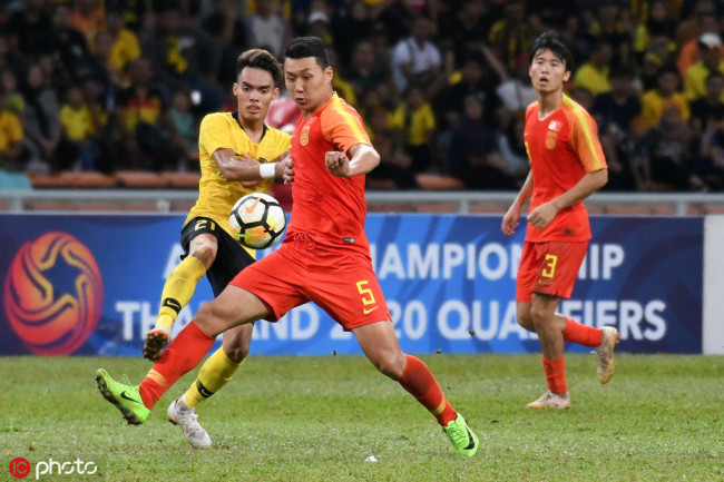 China's Li Yang chanllenges for the ball during Team China's game with Malaysia in the AFC U-23 Championship qualification in Sham Alam, Malaysia on Mar 26, 2019. [Photo: IC]