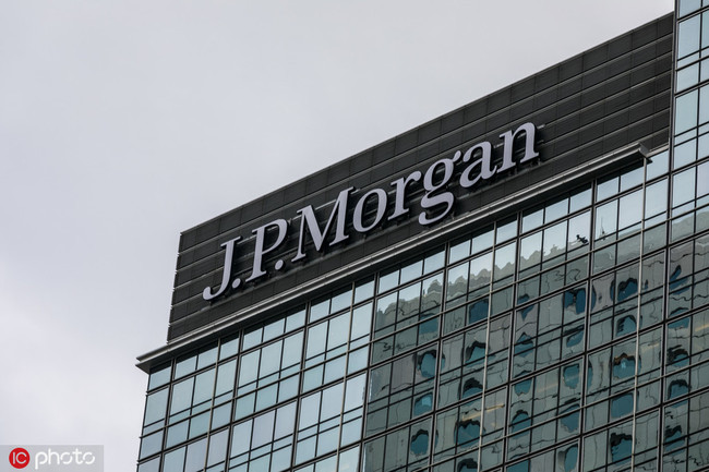 A billboard of J.P. Morgan is displayed on the rooftop of an office building in Hong Kong, China, 6 November 2017. [File Photo: IC]