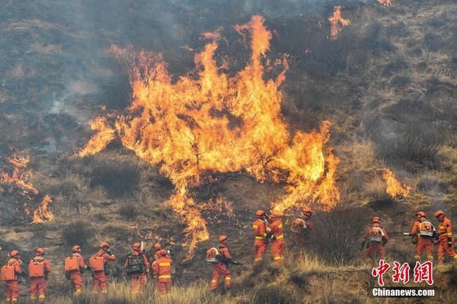 A forest fire breaks out in Qinyuan County, northern China's Shanxi Province, on March 29, 2019. [Photo: Chinanews.com]