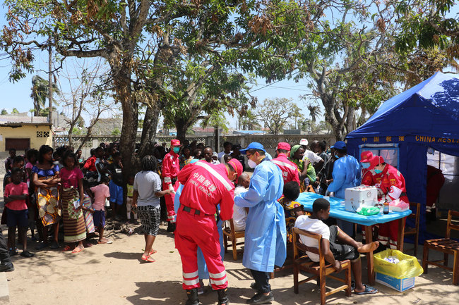 Photo taken on March 28th, 2019 shows Chinese rescue team provides medical help to victims of Cyclone Idai at a relocation site in Beira. [Photo: China Plus/ Gao Junya]