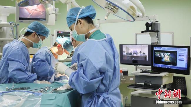 Doctors perform a thoracic surgery in front of cameras at the Guangdong Second Provincial General Hospital in Guangdong Province on Monday, April 1, 2019. [Photo: Chinanews.com]