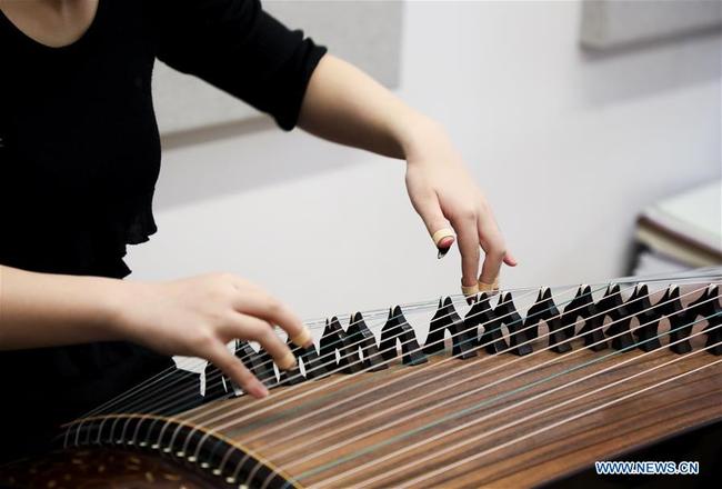 Wang Yixin, a first-year student in the double degree program of the Bard College Conservatory of Music (BCOM) and its U.S.-China Music Institute, in partnership with the Central Conservatory of Music (CCOM) in Beijing, practises guzheng, or Chinese zither, in a class at Bard College in Annandale-on-Hudson, New York, the United States, March 12, 2019.  [Photo: Xinhua]