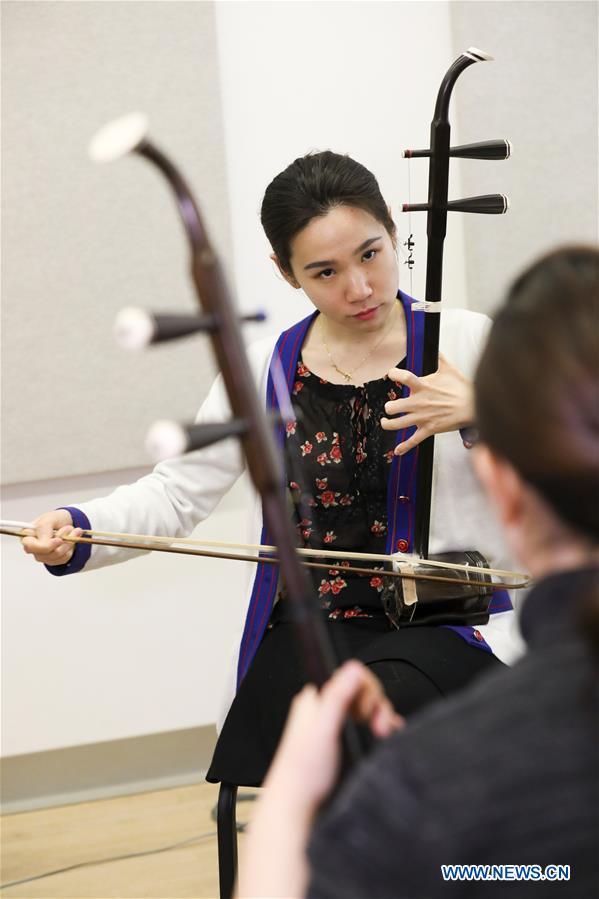 Li Cangxiao (back), an erhu (urheen) teacher in the double degree program of the Bard College Conservatory of Music (BCOM) and its U.S.-China Music Institute, in partnership with the Central Conservatory of Music (CCOM) in Beijing, demonstrates erhu technique for a student, at Bard College in Annandale-on-Hudson, New York, the United States, March 12, 2019.  [Photo: Xinhua] 