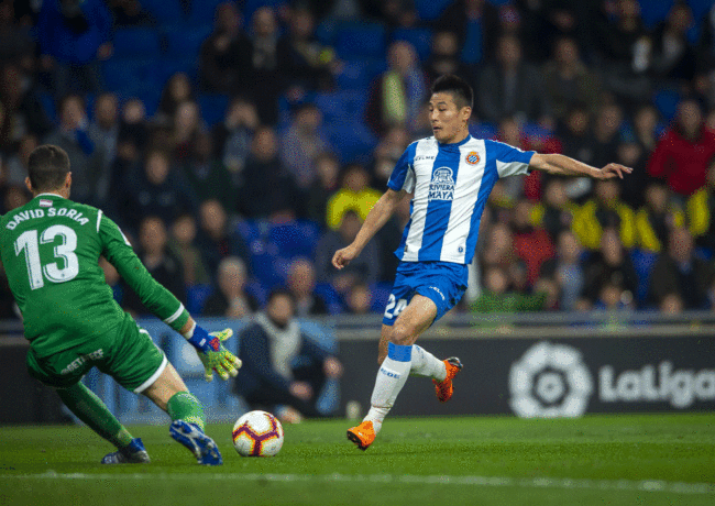 Wu Lei try to score a goal during the 30th round match of the La Liga 2018-2019 season between RCD ESPANYOL and GETAFE CF at RCDE Stadium in Barcelona, Spain, 2 April 2019. [Photo: IC]