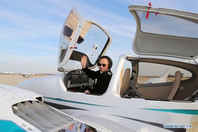 Zhang Bo waves to family members and friends before taking off at an airport in Chicago, the United States, on April 2, 2019. The 57-year-old Chinese man Zhang Bo kicked off his second flight around the world on Tuesday in a Diamond DA42 aircraft from Chicago. [Photo: Xinhua]