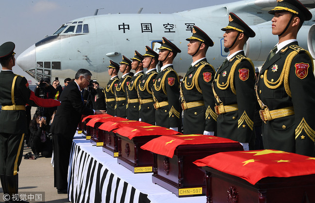 South Korea returns the remains of Chinese soldiers killed in the 1950-53 Korean War to Chinese soldiers during a handover ceremony at the Incheon International Airport, South Korea, April 3, 2019. It is the sixth batch of remains of Chinese soldiers returned following a handover agreement signed by the two countries. [Photo: VCG]