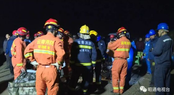 Rescuers work on site after an explosion in an expressway tunnel under construction in Yunnan. [Photo: Zhaotong TV]