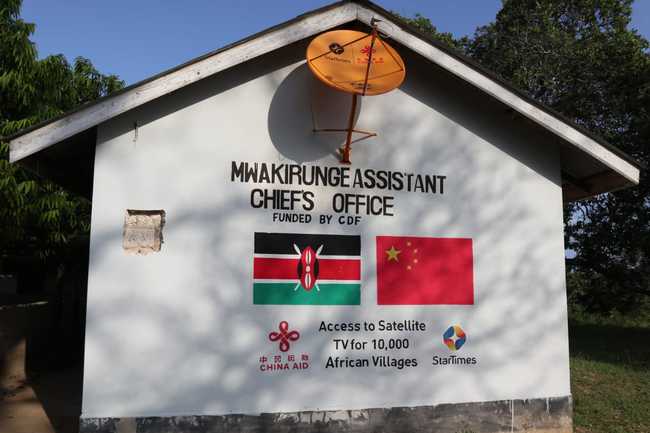 A wall of a house in Uthiru Village is painted with flags of China and Kenya and the content promoting China's assistance project of television connection in Africa. [Photo provided to China Plus]