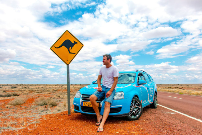 This handout photo taken on October 28, 2018 and released on April 7, 2019 from Dutch driver Wiebe Wakker (C-R) shows him on the Stuart Highway in the Northern Territory with his retrofitted station wagon nicknamed "The Blue Bandit" during his round-the-world trip in the electric car. [Photo: PLUG ME IN PROJECT/Wiebe Wakke/AFP]
