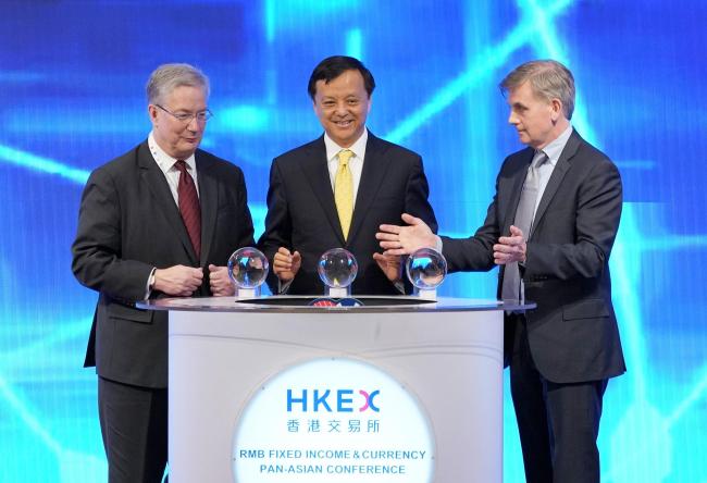 Li Xiaojia (C), Executive Director, Hong Kong Exchanges and Clearing Limited, and Kevin Sheekey(R), Chairman of Bloomberg Government and Head of Government Relations & Corporate Communications, at the opening ceremony of the Bridging China's Bond Market to the World event held at the Hong Kong Exchange on April 2, 2019. [Photo: VCG]