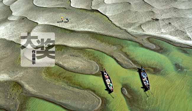 This undated photo shows fishermen on the Pakokku Bridge. [Photo: China Plus]