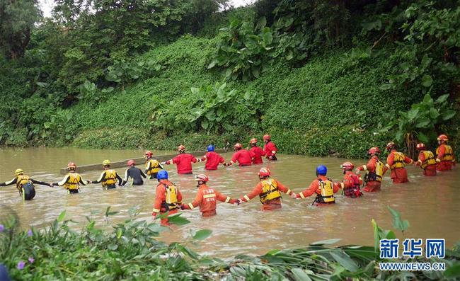 Rescuers work at a park in Luohu District in Shenzhen on April 12, 2019. [Photo: Xinhua]