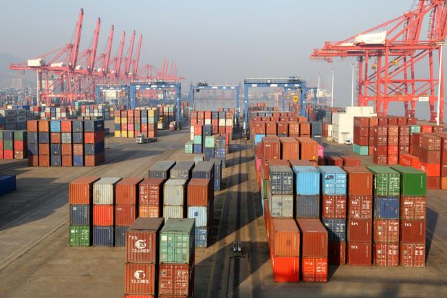 Photo taken on March 8, 2019 shows containers loaded with imported and exported products at a port in Lianyungang, Jiangsu Province [File Photo: IC]