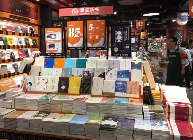 Sisyphe employs big data technology to find out what the trendiest books are and then highlight them in its bookstores. [Photo: Chinaplus/Yin Xiuqi]
