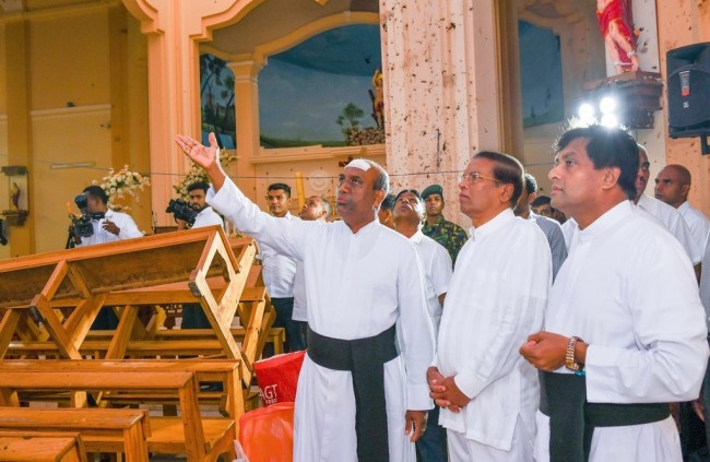 Sri Lankan President Maithripala Sirisena (2nd R) visits the St. Sebastian Church after the multiple terror attacks in Negombo, Sri Lanka on April 23 , 2019. [Photo: Anadolu Agency via IC]