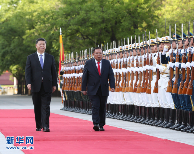 Chinese President Xi Jinping hosts a welcome ceremony for Laotian President Bounnhang Vorachit in Beijing on April 30, 2019. [Photo: Xinhua]