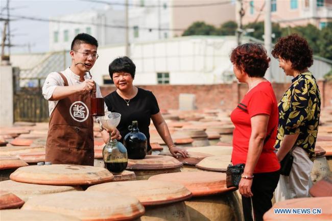 Wu Huaqing sells(卖 mài) soy sauce to villagers at his company in Quanzhou, southeast China's Fujian Province, April 29, 2019. [Photo: Xinhua]