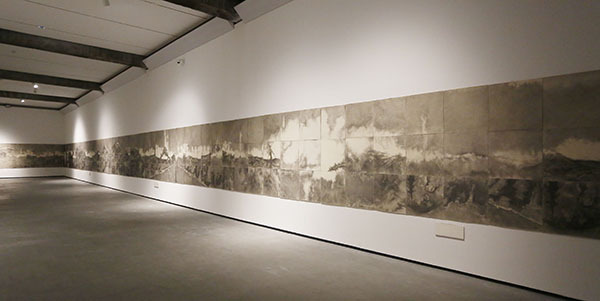 A long painting titled "Wasteland No.5" made by artist Su Xinping is being shown at the Minsheng Art Museum in Beijing. Su's solo exhibition will run until June 9th. [Photo: China Plus]