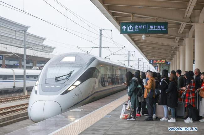Passengers get ready to board a train at Tongren South Railway Station in Tongren, southwest China's Guizhou Province, May 1, 2019. China's railway system saw a rise in passenger numbers as the four-day Labor Day national holiday began on May 1. [Photo: Xinhua/Yao Lei]