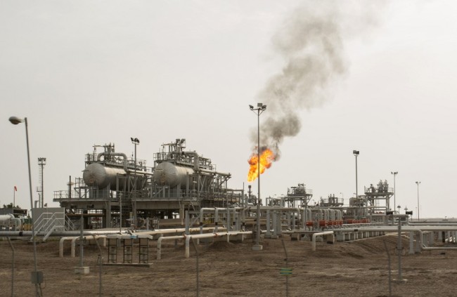 An oil installation is pictured in the massive Majnoon oil field, some 40 kms from the eastern border with Iran, north of the Iraqi city of Basra on March 25, 2019. [Photo: AFP/Hussein Faleh]