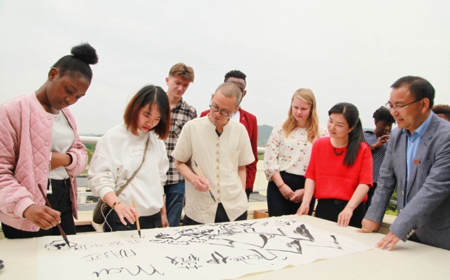 Students from 20 Belt and Road countries learning Chinese calligraphy and painting at the Zhejiang Agriculture and Forestry University, May 8, 2019. [Photo: IC]