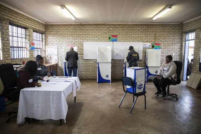 People cast their votes during the sixth general election at Hitekani Primary School in Soweto, on May 8, 2019. [Photo: AFP]