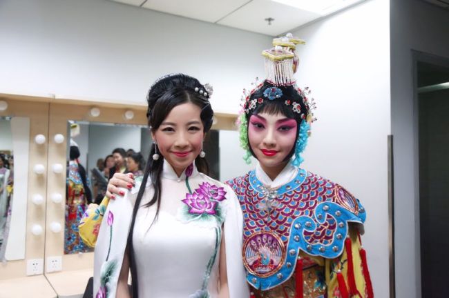 Shang Jingya and the Opera vocalist called Zheng Xiao [Photo：courtesy of Shang Jingya]