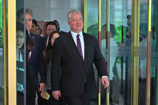US Special Representative for North Korea Stephen Biegun (C) leaves after a meeting with his South Korean counterpart Lee Do-hoon at the foreign ministry in Seoul on May 10, 2019. [Photo: Jung Yeon-je / AFP]