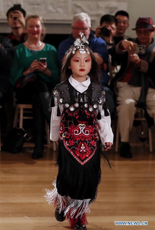 A child model(模特 mótè) walks the runway during the Zhejiang Traditional Craft Innovation Exhibition at Asia House in London, Britain on May 8, 2019.[Photo: Xinhua]