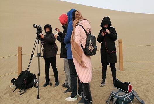 A camera crew of China Media Group is in Dunhuang, Gansu province, for documentary shooting. [Photo: CCTV]