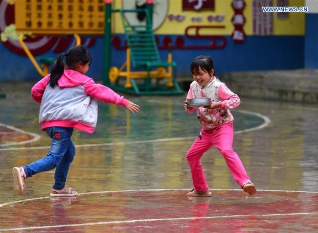 Children play(玩耍 wánshuǎ) on the playground(操场 cāochǎng) at Nongyong Primary School in Bansheng Township of Dahua Yao Autonomous County, south China's Guangxi Zhuang Autonomous Region, May 7, 2019. [Photo: Xinhua/Huang Xiaobang]
