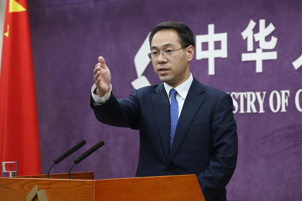China's Ministry of Commerce spokesperson Gao Feng gestures during a press conference in Beijing on May 16, 2019. He said he was unaware of any plans for U.S. trade negotiators to return to Beijing. [Photo: Ministry of Commerce]
