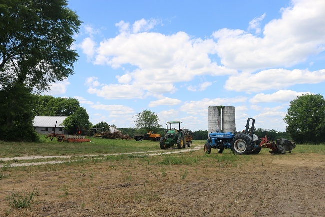 This picture shows farming machineries scattered on John Boyd's farm in Baskerville, Virginia, on May 15th, 2019. [Photo: China Plus/Liu Kun]
