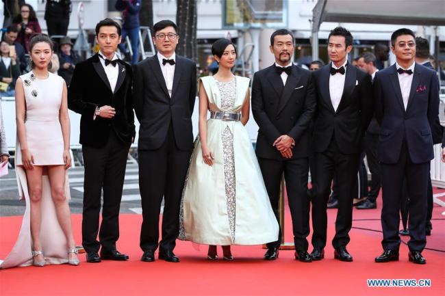 Director Diao Yinan (3rd L) and cast members pose on the red carpet for the premiere of the Chinese film "Wild Goose Lake" at the 72nd Cannes Film Festival in Cannes, France, on May 18, 2019. The 72nd Cannes Film Festival is held from May 14 to 25. [Photo: Xinhua]<br/><br/>