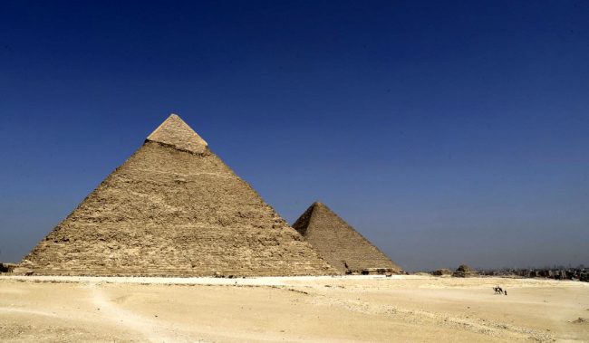 The picture taken on October 2, 2018, shows a view of the pyramid of Khafre (L) and the Great Pyramid of Khufu on the Giza Plateau, on the southwestern outskirts of the Egyptian capital Cairo. [File photo: AFP]
