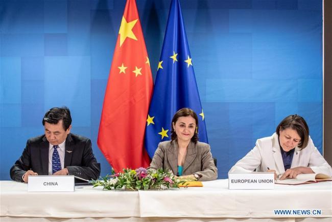 Representatives from China and the European Union sign agreements on civil aviation cooperation in Brussels, Belgium, on May 20, 2019. China and the European Commission on Monday signed two milestone agreements on civil aviation, marking an important step to implement the consensuses reached by leaders from both sides during the China-EU Summit held last month. [Photo: Xinhua/European Union]
