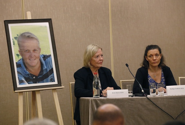 Britt-Marie Seex, the mother of American victim Jonathan Seex of the Ethiopia plane Crash, sits next to a photograph of her son with the widow Nadege Dubois-Seex, right, during a press conference about a lawsuit against American plane maker Boeing in Paris, Tuesday, May 21, 2019. [Photo: IC]