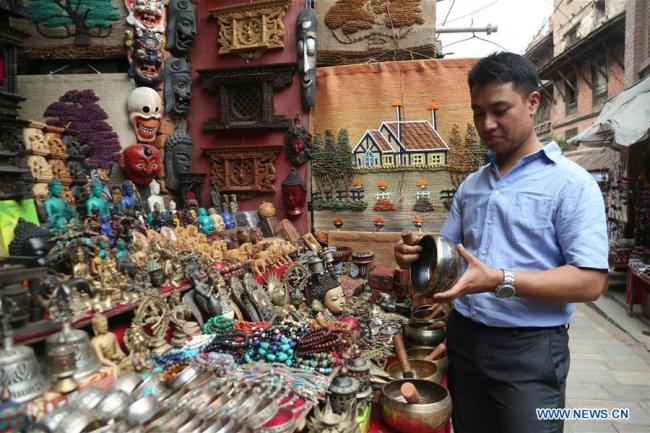 Binaya Hada buys gifts(礼物 lǐwù) for his Chinese friends at a shop in Bhaktapur, Nepal on May 15, 2019.[Photo: Xinhua/Sunil Sharma]
