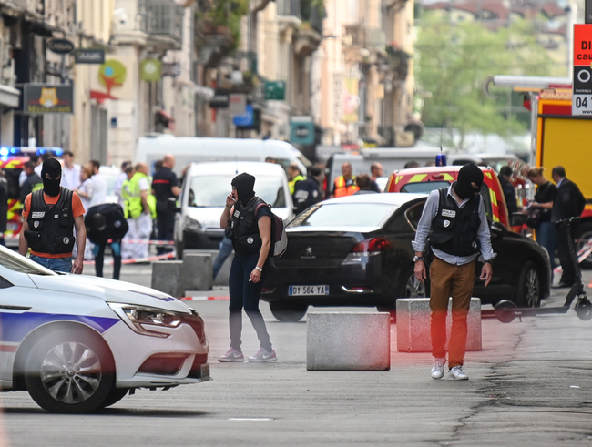 French police scour the area for evidences after a suspected package bomb blast along a pedestrian street in the heart of Lyon, southeast France on May 24, 2019. Police were hunting a man believed to be in his early 30s on a mountain bicycle who witnesses and security cameras saw in the area immediately before the explosion. [Photo: AFP]