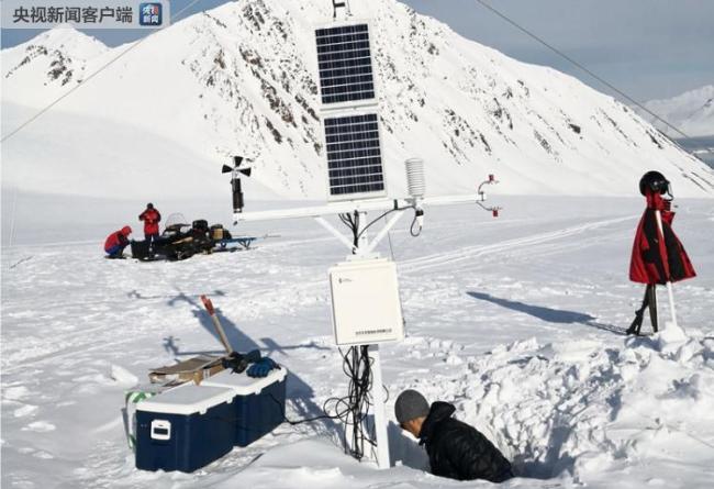 Meteorologists set up the automatic meteorological stations. [Photo: cctv.com]